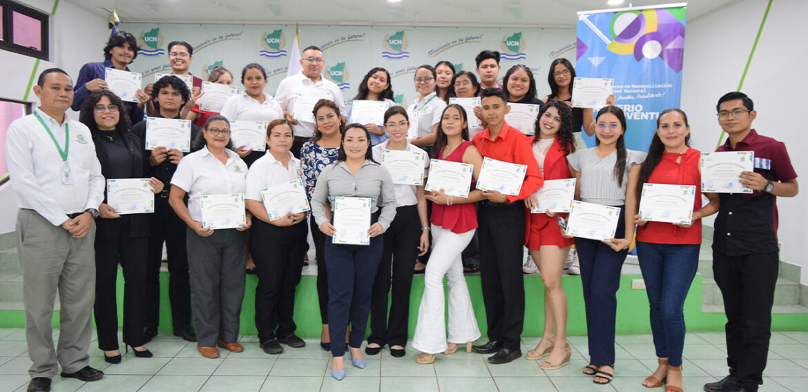 Ceremonia de entrega de certificados de participación en curso comunicativo familiar de lenguaje de señas